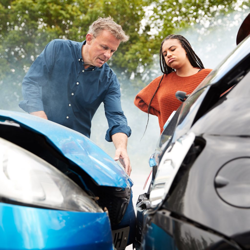 people inspecting damage after car accident on roa 2026 03 10 03 21 17 utc
